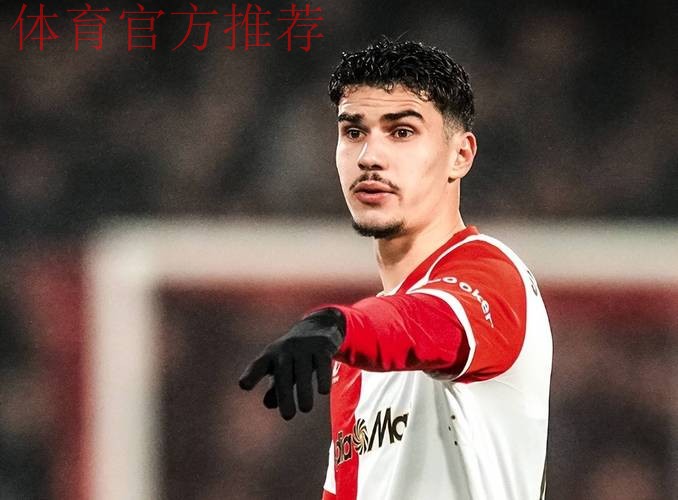 3万人见证!42岁范佩西执教 19岁儿子首秀:1米86踢中锋 3万人见证!42岁范佩西执教 19岁儿子首秀:1米86踢中锋